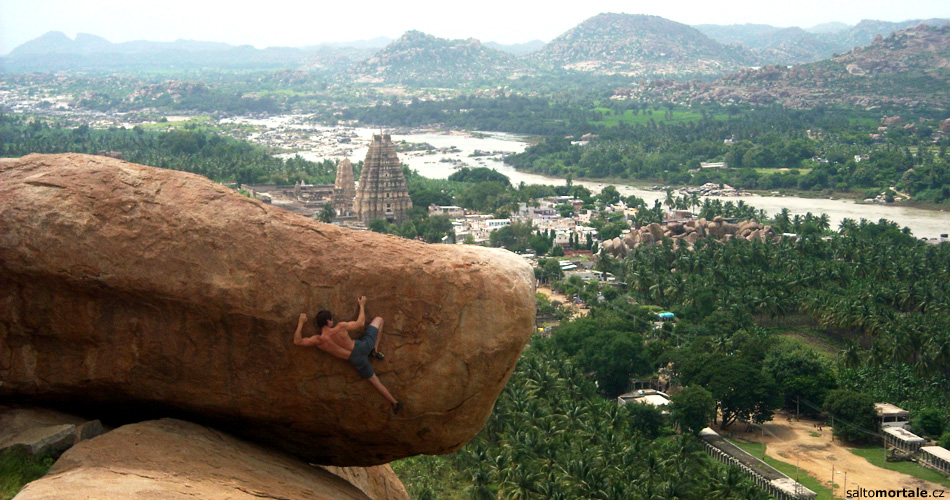 Bouldering v Hampi, Indie, 2010 - Tom Rydval